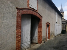 Ensemble immobilier comprenant une maison, un bar-restaurant ancien hôtel et une grange 1250 m² 