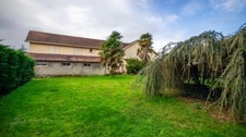 Ancien hôtel 604 m² – 16 chambres, local commercial 113 m² et terrain à bâtir 1 909 m² – 12 min de Lacq, 23 min de Pau