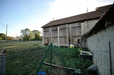 Corps de ferme de 1904 – Maison 112 m² partiellement rénovée + granges 200 m² sur 3 100 m² 