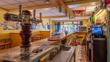 Ensemble immobilier comprenant une maison, un bar-restaurant ancien hôtel et une grange 1250 m² 