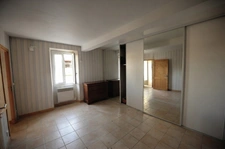 Corps de ferme de 1904 – Maison 112 m² partiellement rénovée + granges 200 m² sur 3 100 m² 