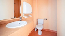 Ancien hôtel 604 m² – 16 chambres, local commercial 113 m² et terrain à bâtir 1 909 m² – 12 min de Lacq, 23 min de Pau
