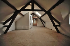 Corps de ferme de 1904 – Maison 112 m² partiellement rénovée + granges 200 m² sur 3 100 m² 