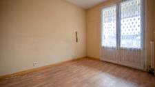 Ancien hôtel 604 m² – 16 chambres, local commercial 113 m² et terrain à bâtir 1 909 m² – 12 min de Lacq, 23 min de Pau