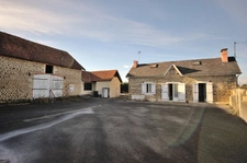 Corps de ferme de 1904 – Maison 112 m² partiellement rénovée + granges 200 m² sur 3 100 m² 