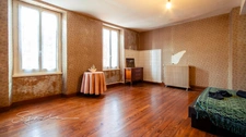 Ensemble immobilier comprenant une maison, un bar-restaurant ancien hôtel et une grange 1250 m² 