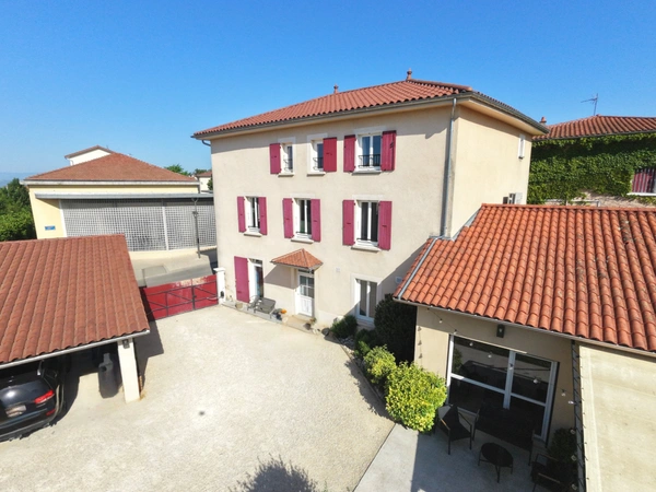 Maison parfaitement rénovée 440 m2 - 1 habitation - 3 projets à Epinouze