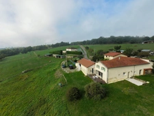Belle maison rénovée, au calme, de 143 m² + 72 m² à aménager, sur terrain de 8 000 m² de terrain – Saint-Uze
