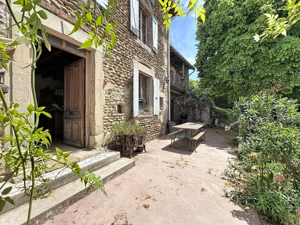 Grande maison de caractère - 356 m² sur terrain de 28 000m2 - Albon