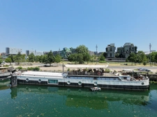 Péniche habitation de 170 m² avec terrasse couverte de 60 m², offrant un cadre de vie exceptionnel sur la Saône