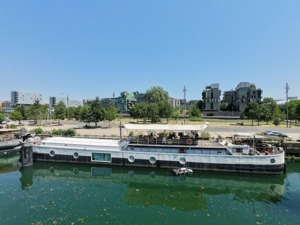 Péniche habitation de 170 m² avec terrasse couverte de 60 m², offrant un cadre de vie exceptionnel sur la Saône