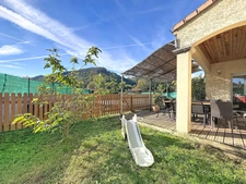 Maison récente de plain-pied et 100 m², 3 chambres, climatisation, piscine - Saint Uze