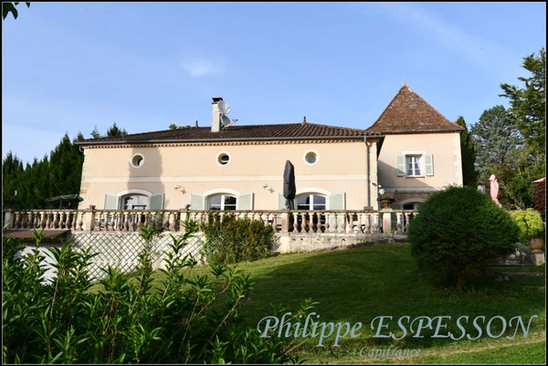 DOMAINE D'EXCEPTION AVEC PISCINE SUR UN PARC DE 8 HECTARES AVEC AOC