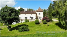 DOMAINE D'EXCEPTION AVEC PISCINE SUR UN PARC DE 8 HECTARES AVEC AOC