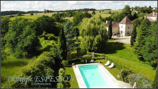 DOMAINE D'EXCEPTION AVEC PISCINE SUR UN PARC DE 8 HECTARES AVEC AOC