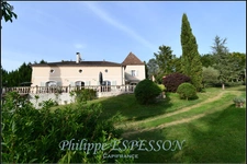 DOMAINE D'EXCEPTION AVEC PISCINE SUR UN PARC DE 8 HECTARES AVEC AOC