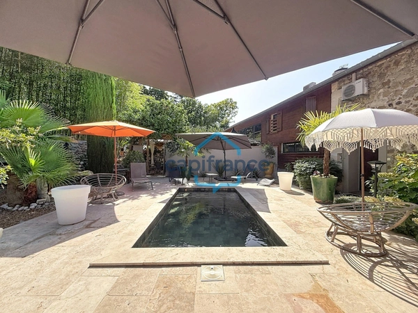 Propriété de prestige en pierre et bois à Anduze — 446 m², piscine et parking de 20 places