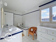 THOUARS Place Lavault- Appartement de 200 m2 -climatisation réversible- 5 chambres -Ascenseur privatif. 