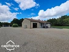PROCHE DE THOUARS Maison de plain pied de 111m2 avec + de 2 hectares de terrain avec dépendance de 900m2 