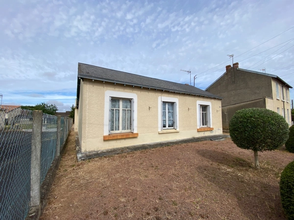 THOUARS (79) Maison à rénover de plain pied -70m2-2 chambres-grand jardin clos avec puits