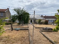 THOUARS (79) Maison à rénover de plain pied -70m2-2 chambres-grand jardin clos avec puits