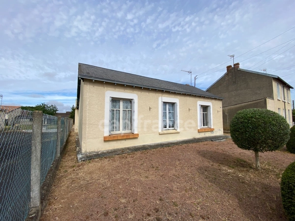 THOUARS (79) Maison à rénover de plain pied -70m2-2 chambres-grand jardin clos avec puits