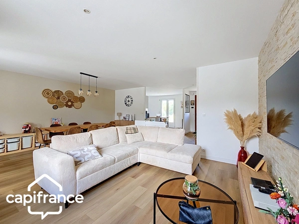 PROCHE DE THOUARS Maison de plain pied de 111m2 avec + de 2 hectares de terrain avec dépendance de 900m2 