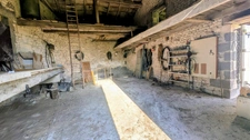 Anciens bâtiments et petite maison à renover sur un terrain avec vue exceptionnelle