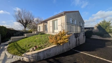Maison dans le bourg avec séjour lumineux, trois chambres et un grand sous-sol