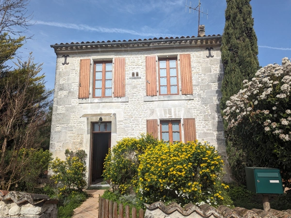 Maison à vendre SEGONZAC (16) Maison en moellons avec garage et grand jardin