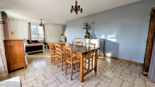 Maison dans le bourg avec séjour lumineux, trois chambres et un grand sous-sol