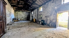 SEGONZAC (16)  Maison de bourg avec du caractère 