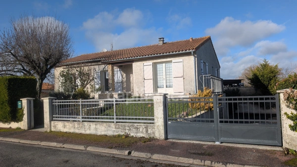 Maison dans le bourg avec séjour lumineux, trois chambres et un grand sous-sol