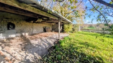 Anciens bâtiments et petite maison à renover sur un terrain avec vue exceptionnelle