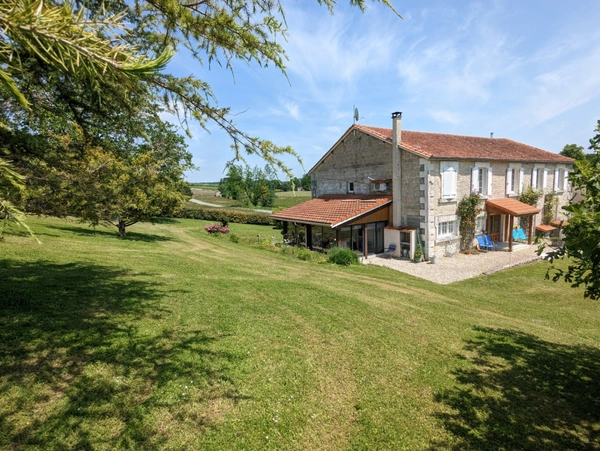 Dpt Charente (16), à vendre proche de LIGNIERES SONNEVILLE maison de campagne 