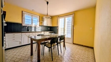 Maison dans le bourg avec séjour lumineux, trois chambres et un grand sous-sol