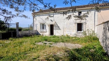 Maison à rénover proche de SEGONZAC (16) avec terrain