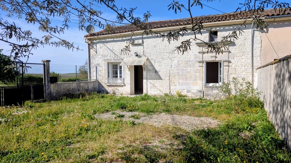 Maison à rénover proche de SEGONZAC (16) avec terrain