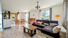 Maison dans le bourg avec séjour lumineux, trois chambres et un grand sous-sol
