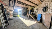 Anciens bâtiments et petite maison à renover sur un terrain avec vue exceptionnelle