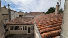 SEGONZAC (16) Charmante maison de ville avec cour et dépendance. Idéal premier achat ou investissement