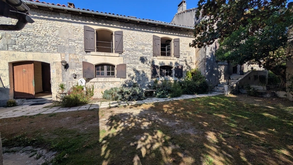 SEGONZAC (16)  Maison de bourg avec du caractère 