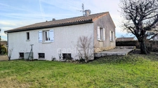 Maison dans le bourg avec séjour lumineux, trois chambres et un grand sous-sol
