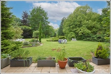Villa d'architecte dans un parc boisé