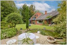 Villa d'architecte dans un parc boisé