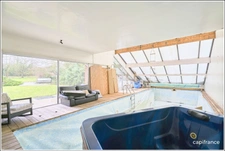 Villa d'architecte dans un parc boisé