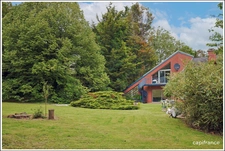 Villa d'architecte dans un parc boisé