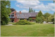 Villa d'architecte dans un parc boisé