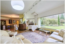 Villa d'architecte dans un parc boisé