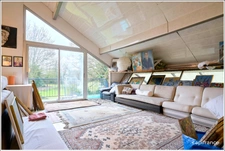Villa d'architecte dans un parc boisé
